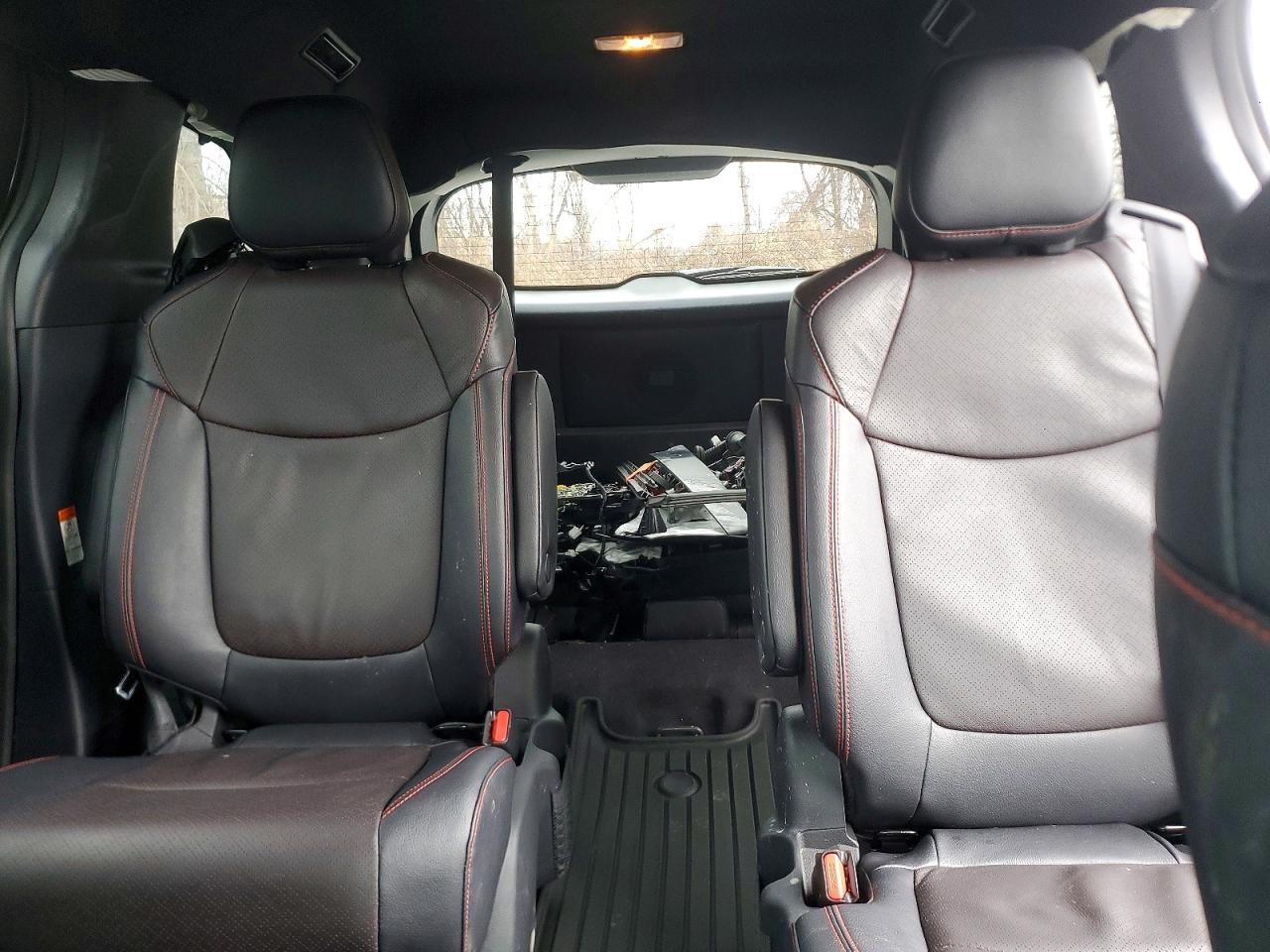 2025 TOYOTA SIENNA XSE photo 10
