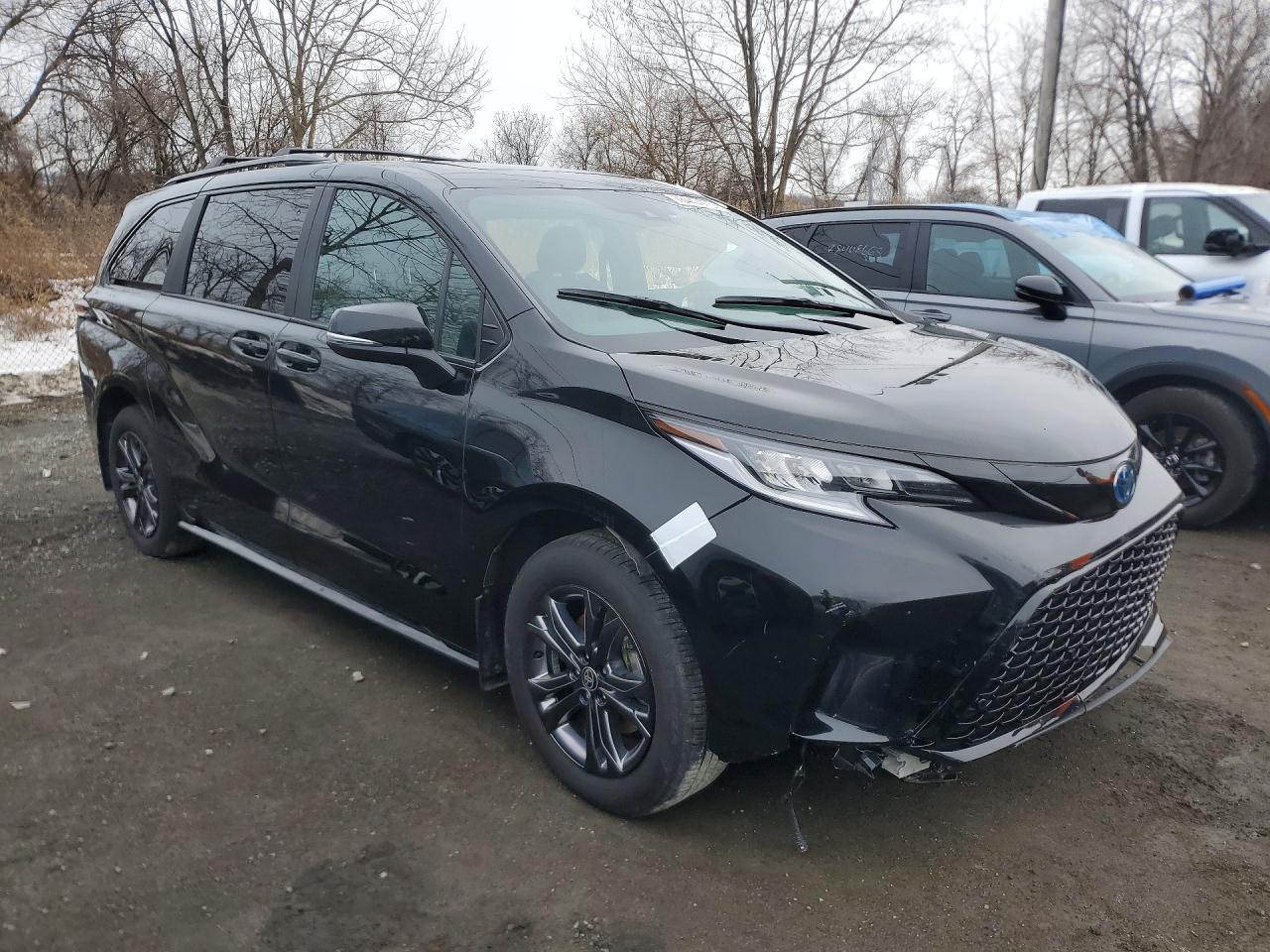 2025 TOYOTA SIENNA XSE photo 4