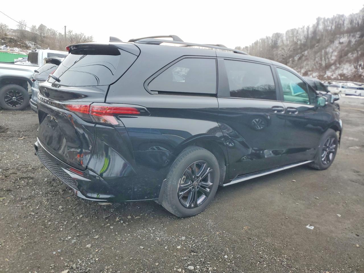 2025 TOYOTA SIENNA XSE photo 3