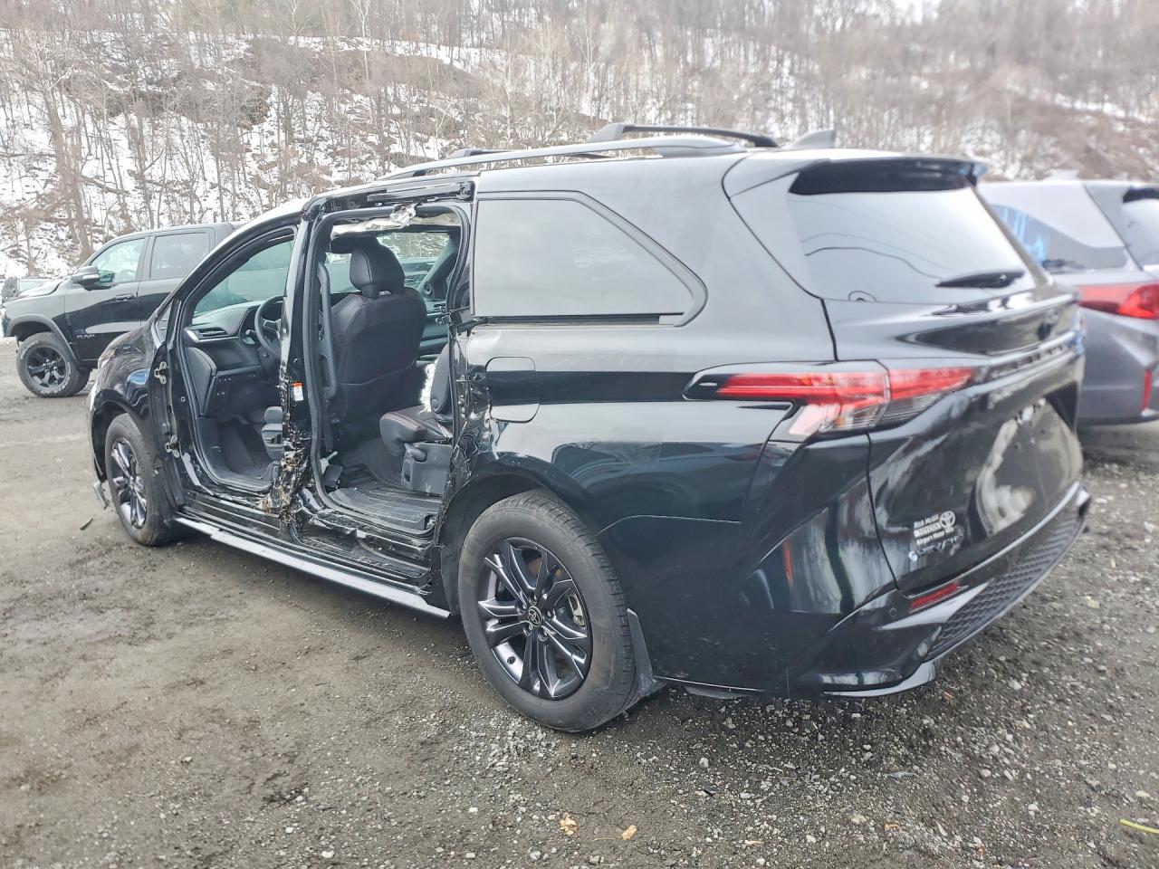 2025 TOYOTA SIENNA XSE photo 2