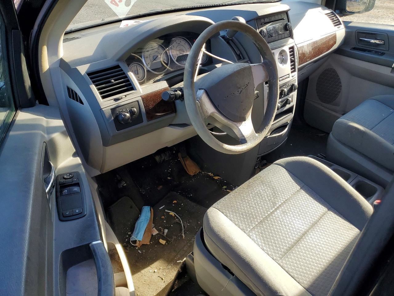 2010 CHRYSLER TOWN & COUNTRY LX photo 22