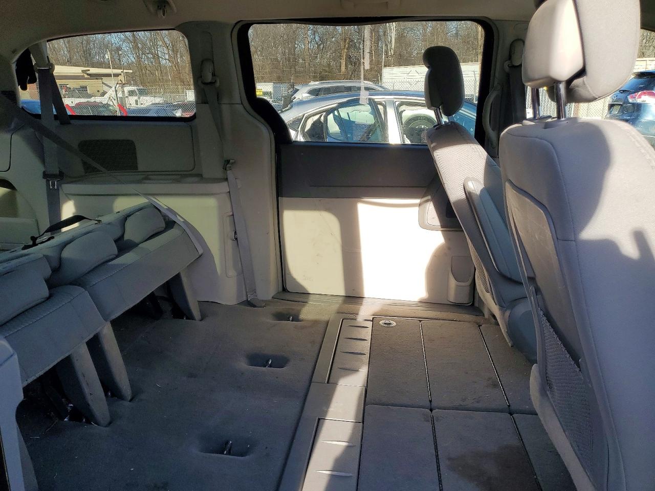 2010 CHRYSLER TOWN & COUNTRY LX photo 28