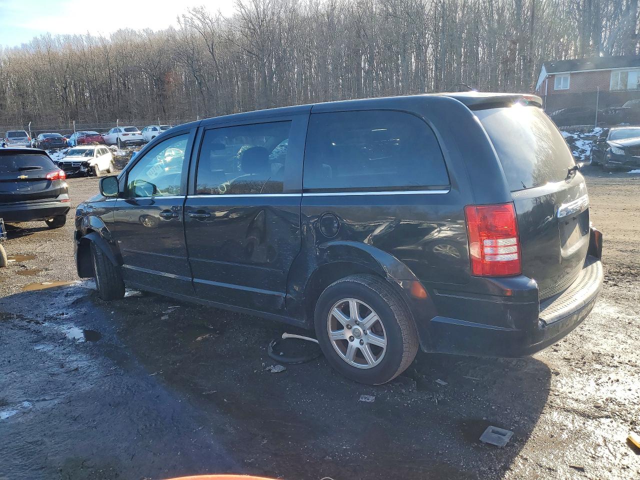 2010 CHRYSLER TOWN & COUNTRY LX photo 4