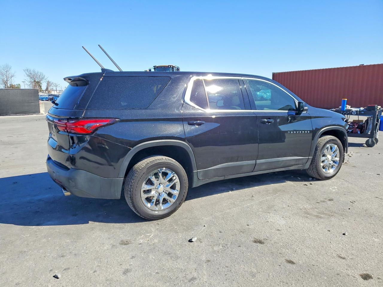 2023 CHEVROLET TRAVERSE LS photo 3