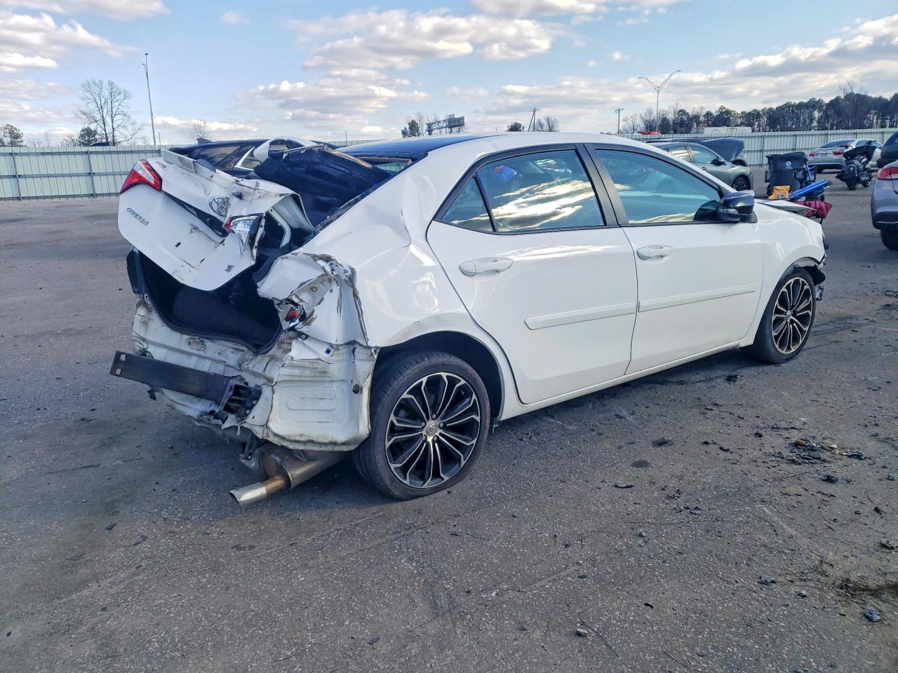 2015 TOYOTA COROLLA L photo 3