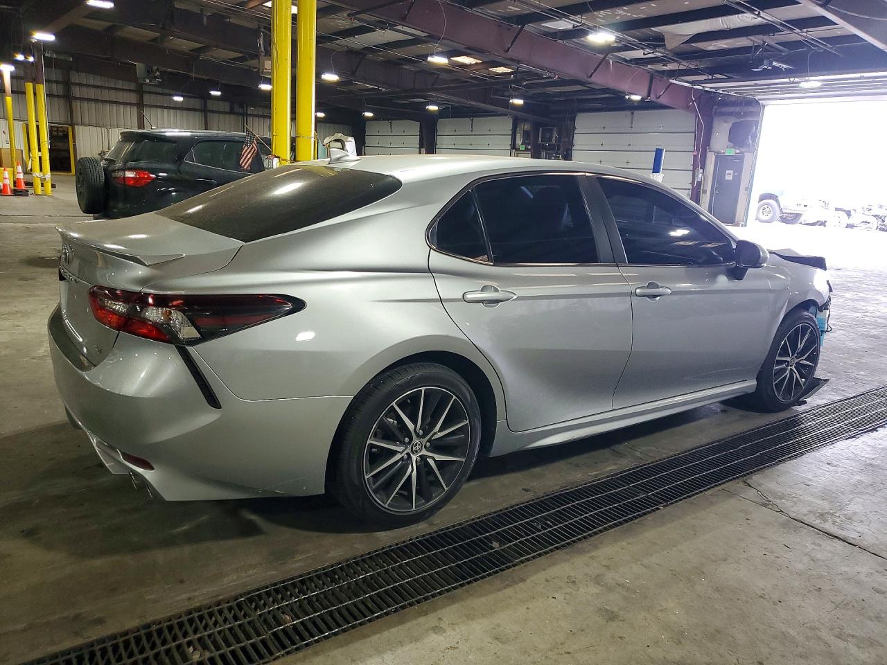 2021 TOYOTA CAMRY SE photo 3