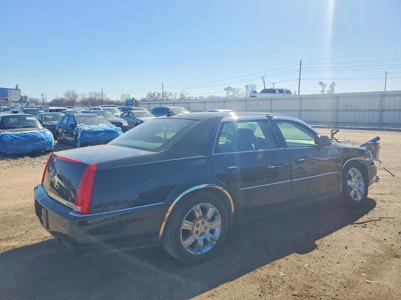 2011 CADILLAC DTS PLATINUM photo 3