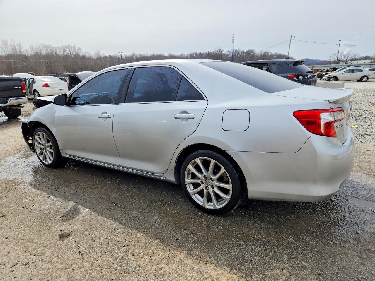 2014 TOYOTA CAMRY LE photo 3