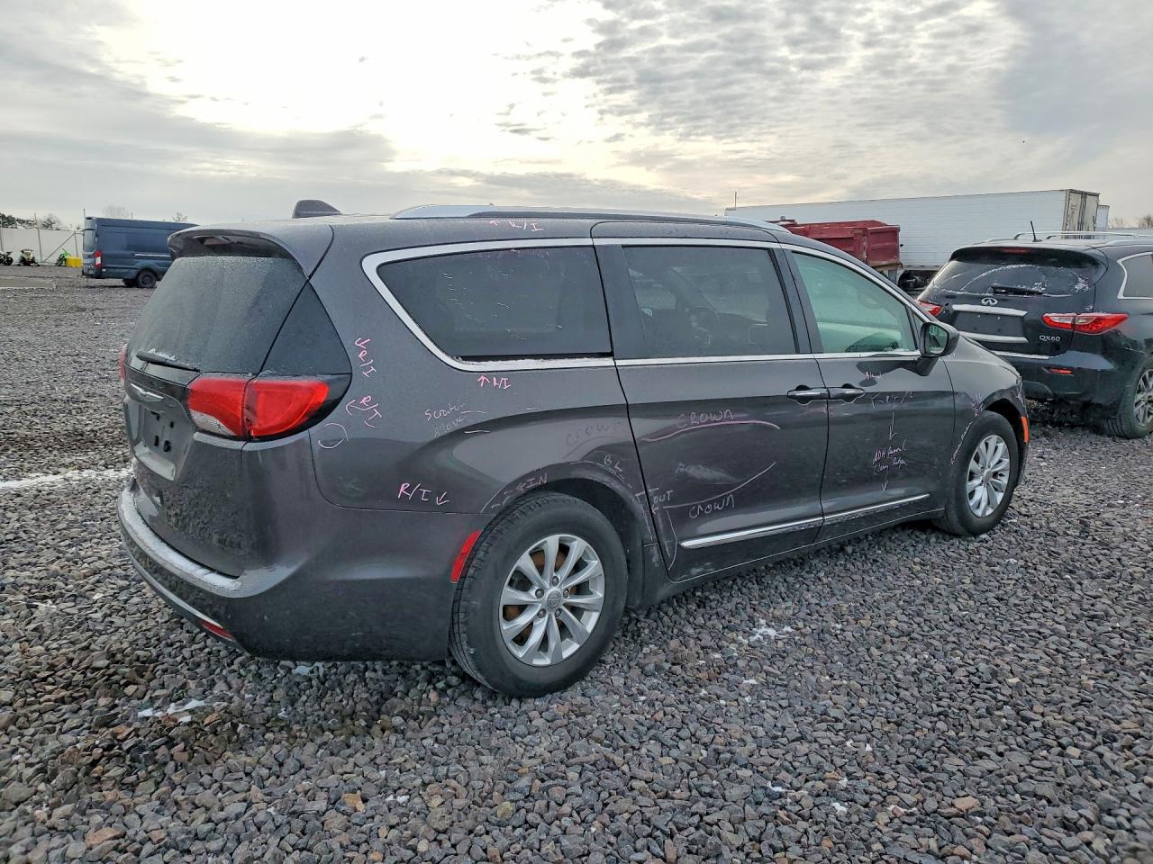 2019 CHRYSLER PACIFICA TOURING L photo 3