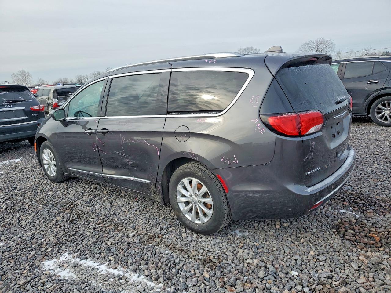 2019 CHRYSLER PACIFICA TOURING L photo 2