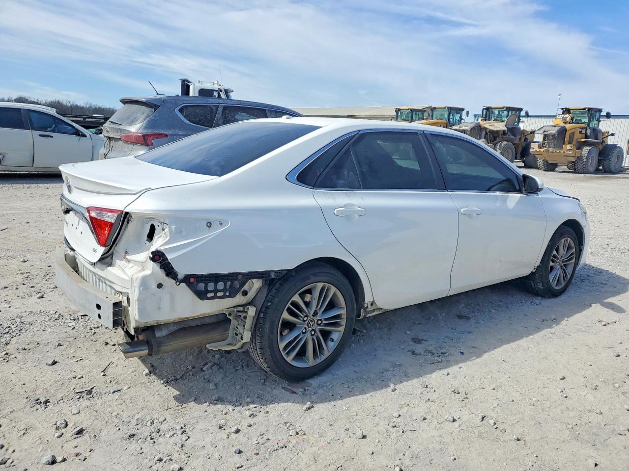 2015 TOYOTA CAMRY LE photo 5