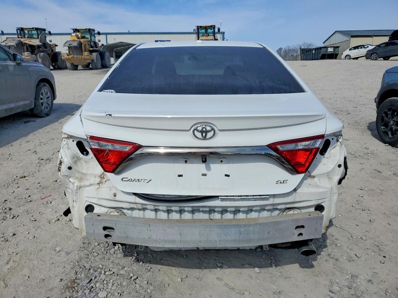 2015 TOYOTA CAMRY LE photo 11