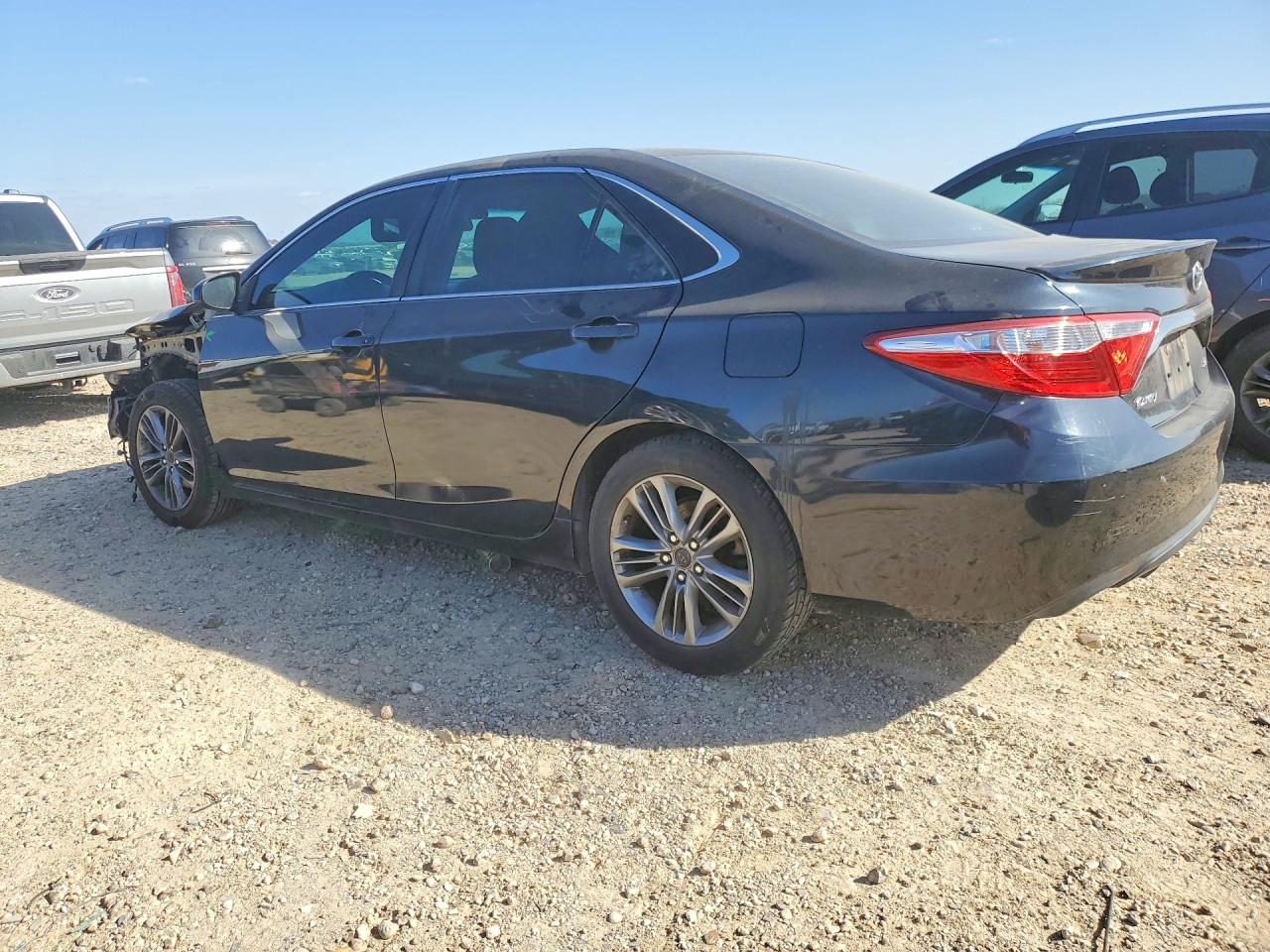 2015 TOYOTA CAMRY LE photo 4