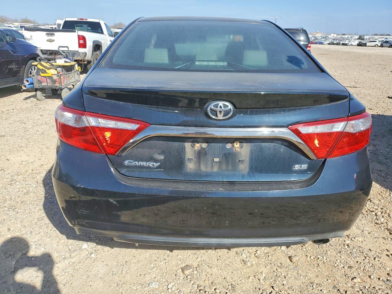 2015 TOYOTA CAMRY LE photo 16