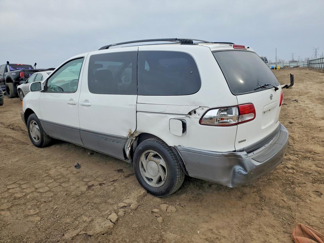 2001 TOYOTA SIENNA XLE photo 3