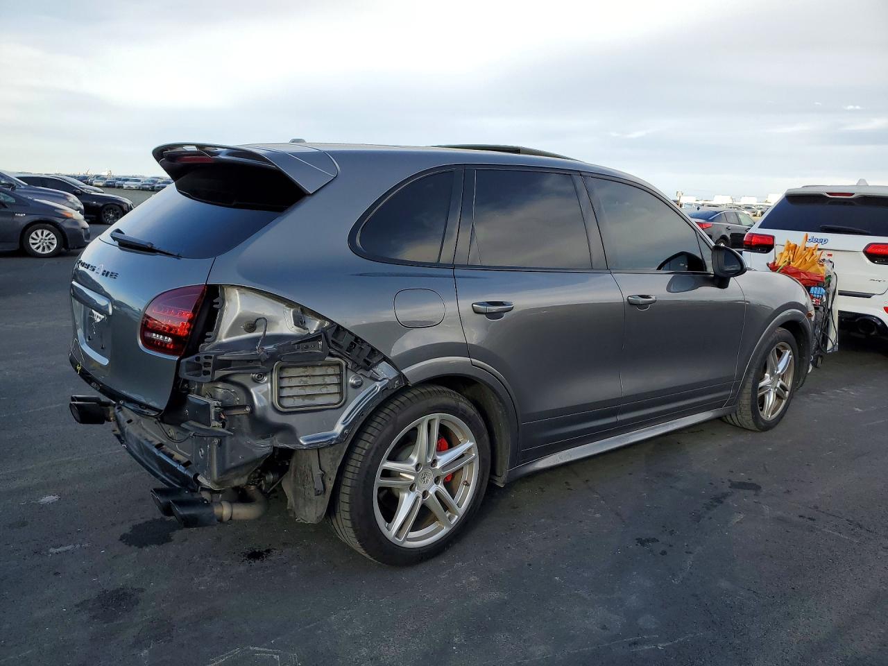 2013 PORSCHE CAYENNE GTS photo 9
