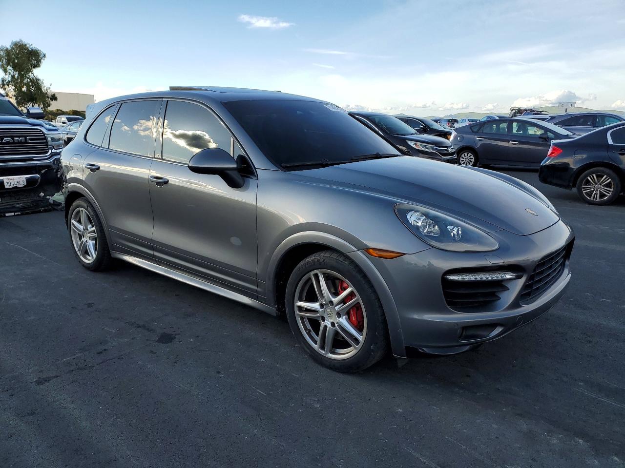 2013 PORSCHE CAYENNE GTS photo 13