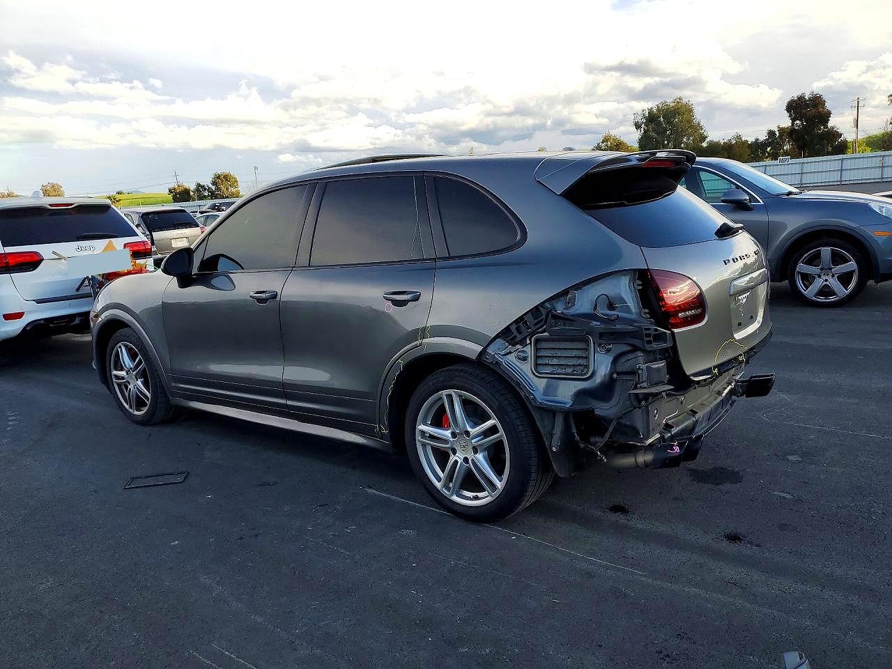 2013 PORSCHE CAYENNE GTS photo 5