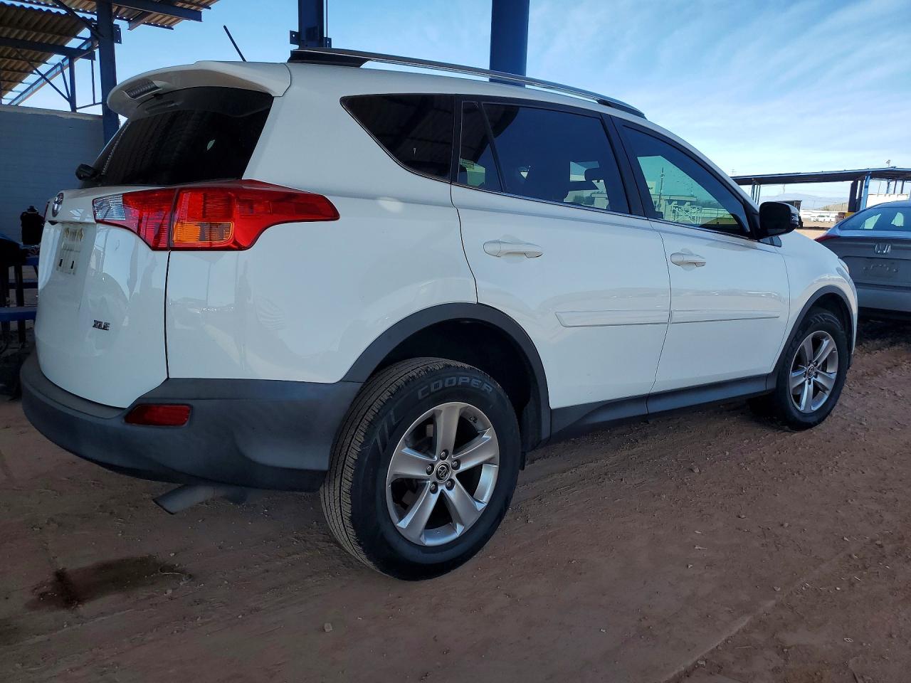 2015 TOYOTA RAV4 XLE photo 3