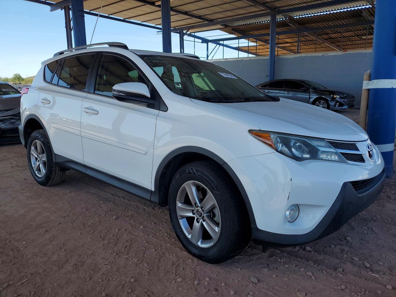2015 TOYOTA RAV4 XLE photo 4