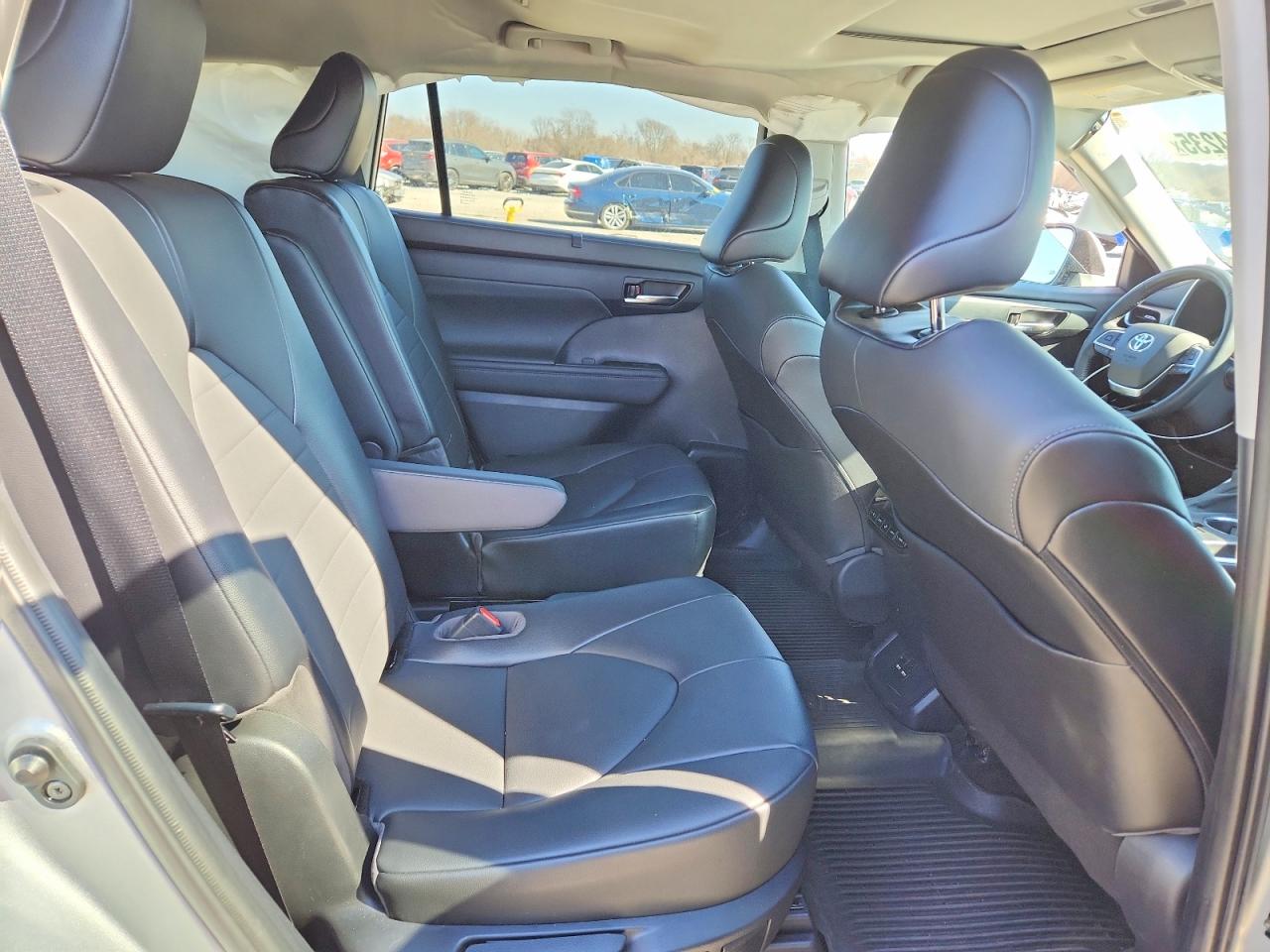 2021 TOYOTA HIGHLANDER XLE photo 21