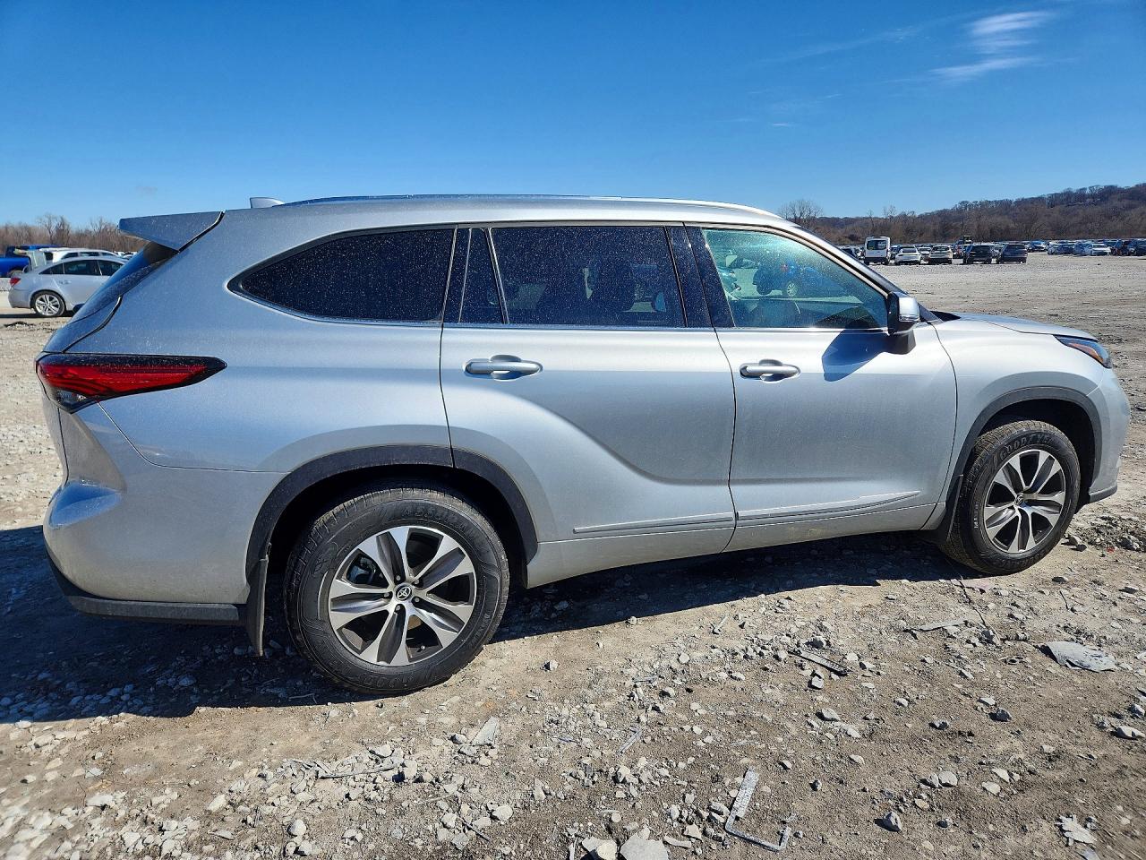 2021 TOYOTA HIGHLANDER XLE photo 5