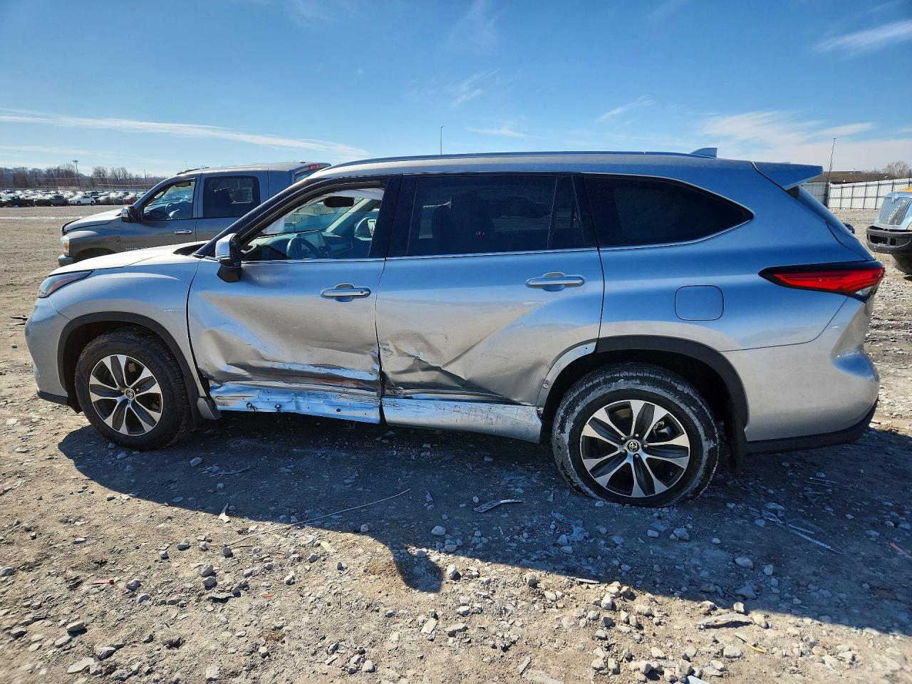 2021 TOYOTA HIGHLANDER XLE photo 3