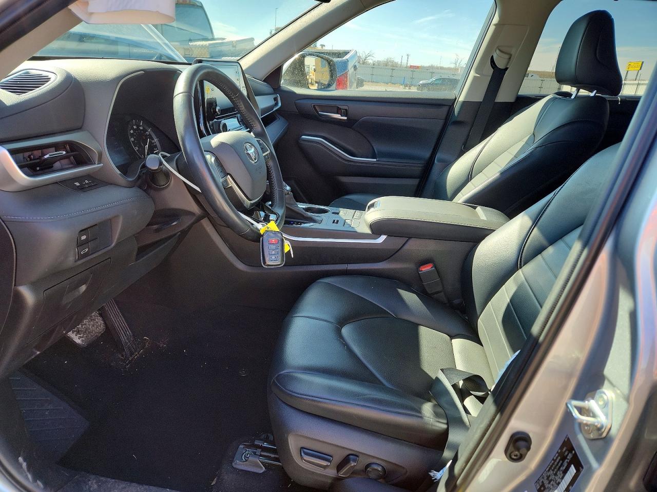 2021 TOYOTA HIGHLANDER XLE photo 13