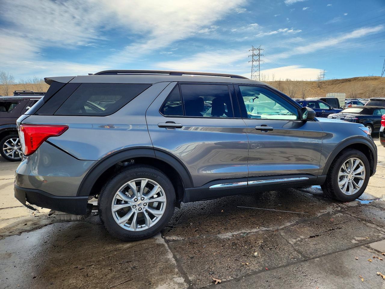 2023 FORD EXPLORER XLT photo 3