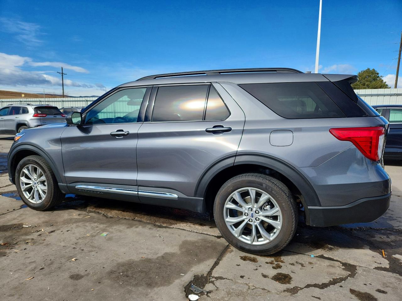 2023 FORD EXPLORER XLT photo 2