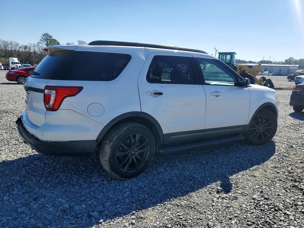 2017 FORD EXPLORER XLT photo 3