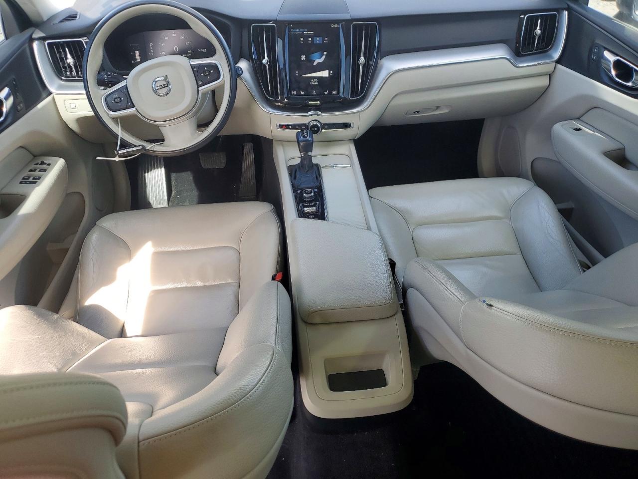 2019 VOLVO XC60 T5 MOMENTUM photo 8