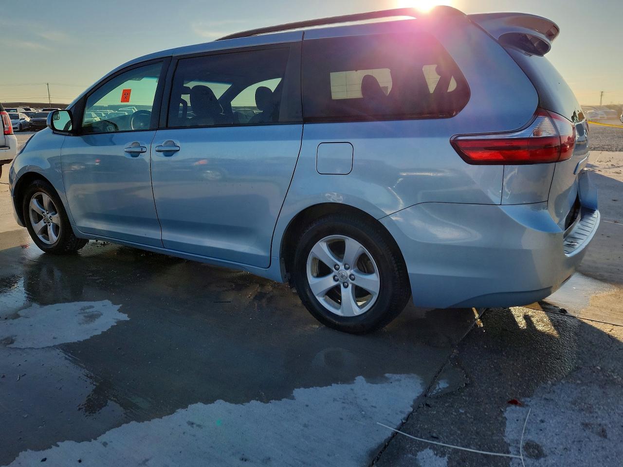 2015 TOYOTA SIENNA LE photo 3