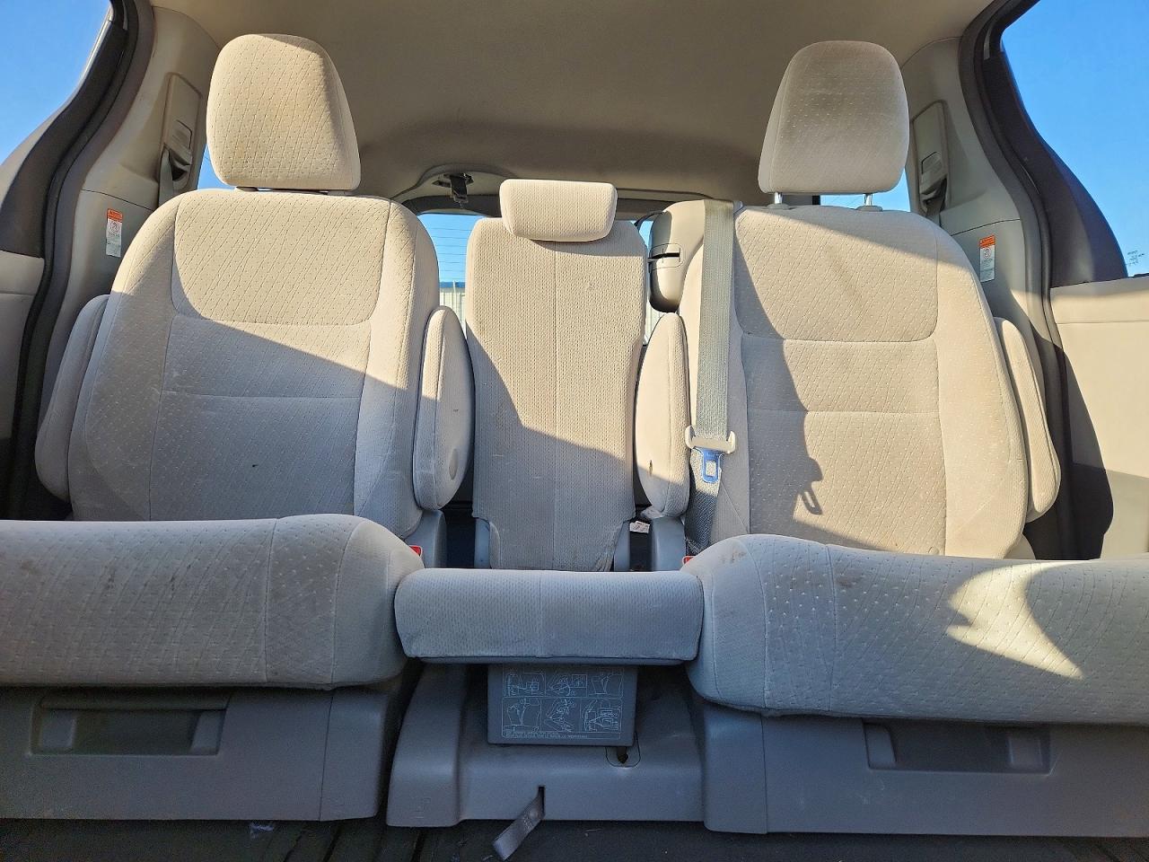 2015 TOYOTA SIENNA LE photo 19