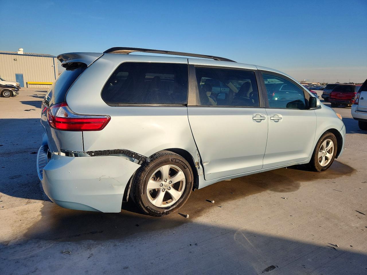 2015 TOYOTA SIENNA LE photo 5