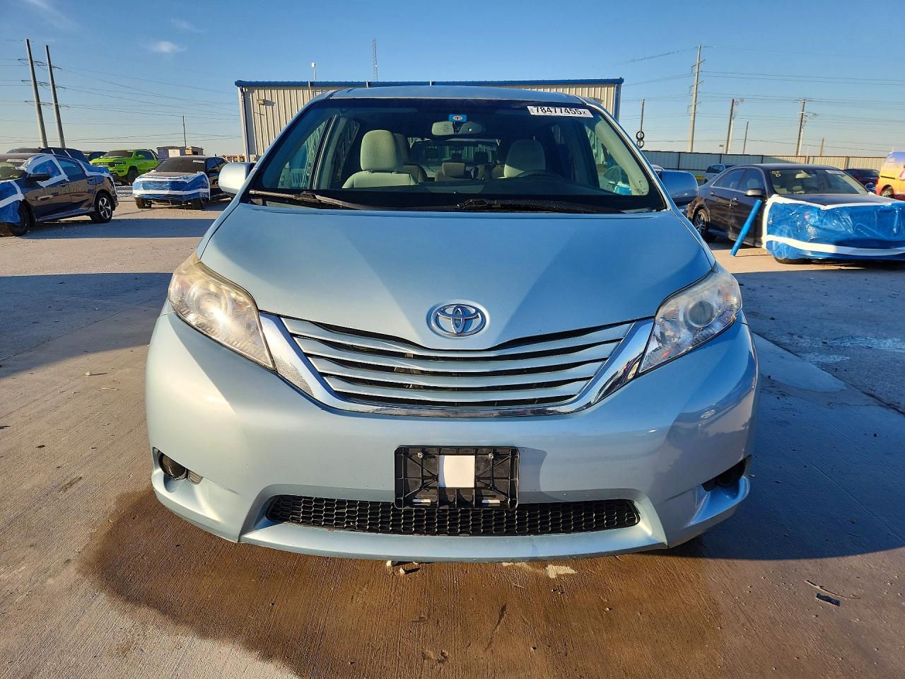 2015 TOYOTA SIENNA LE photo 9