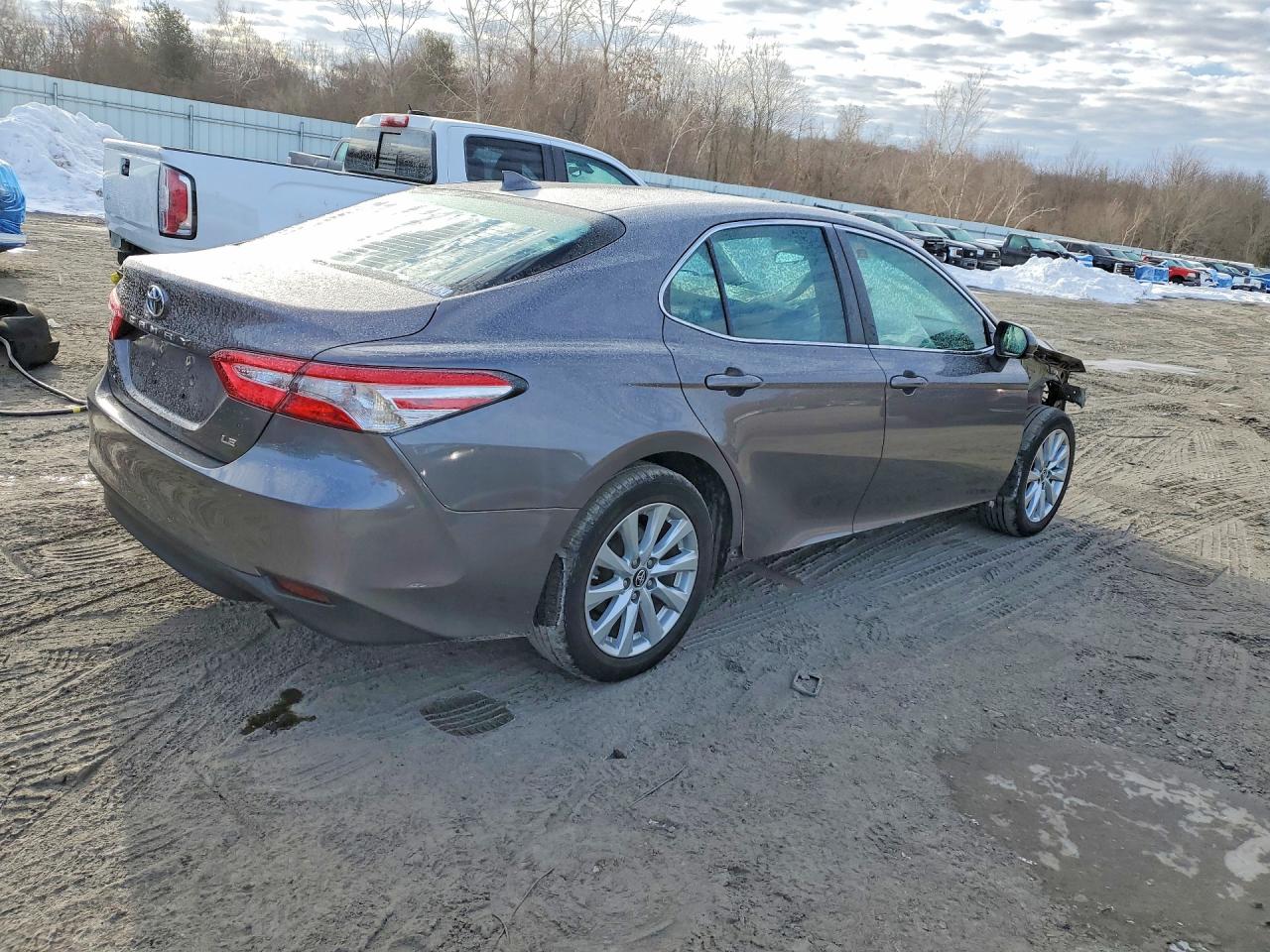 2019 TOYOTA CAMRY LE photo 5