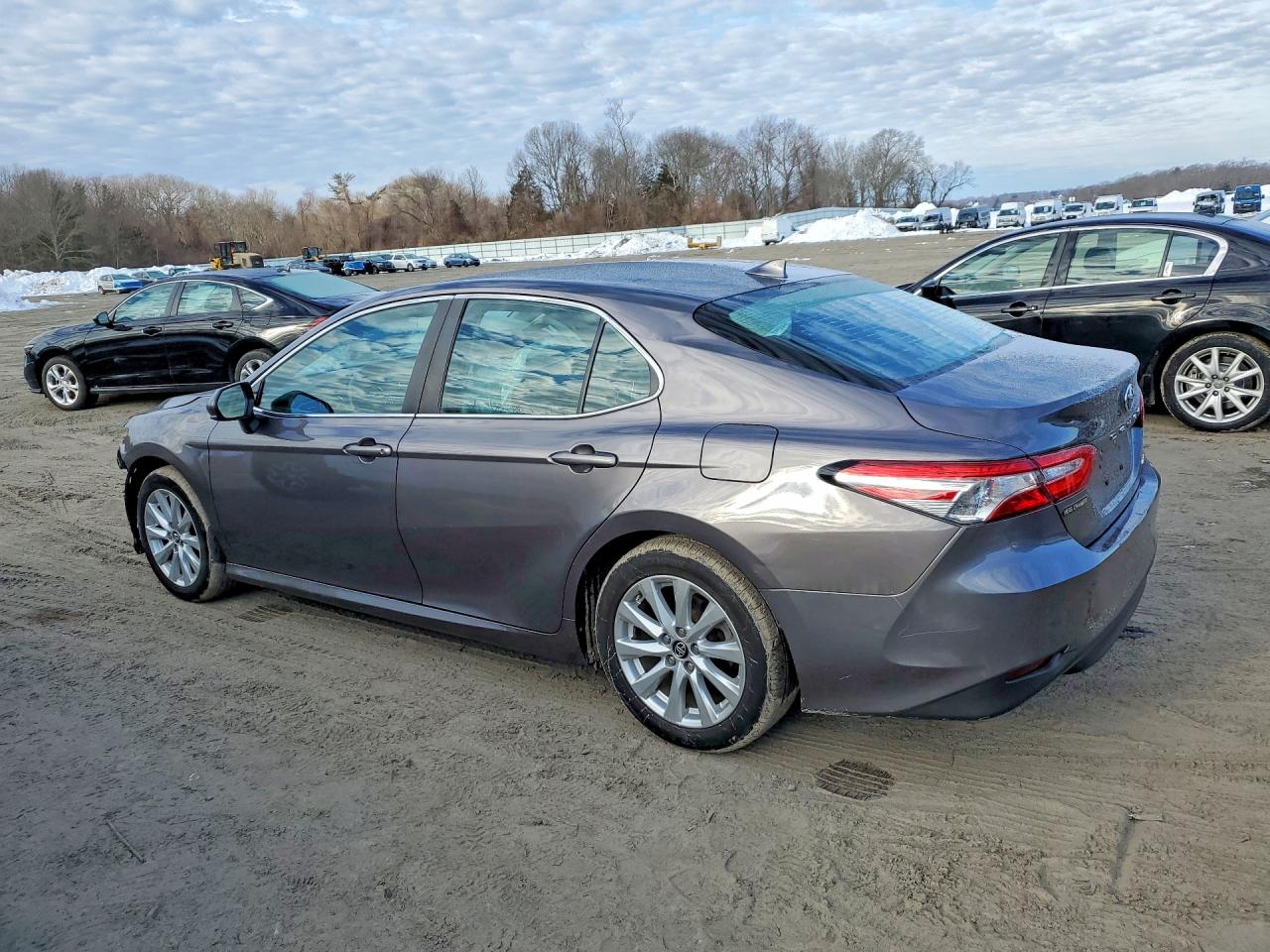 2019 TOYOTA CAMRY LE photo 3