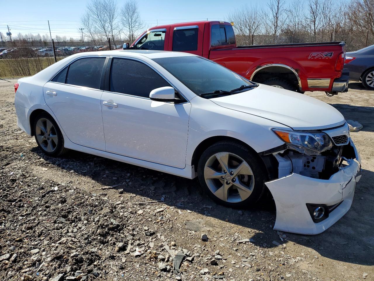 2014 TOYOTA CAMRY SE photo 4