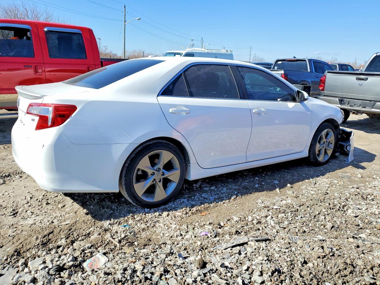 2014 TOYOTA CAMRY SE photo 3