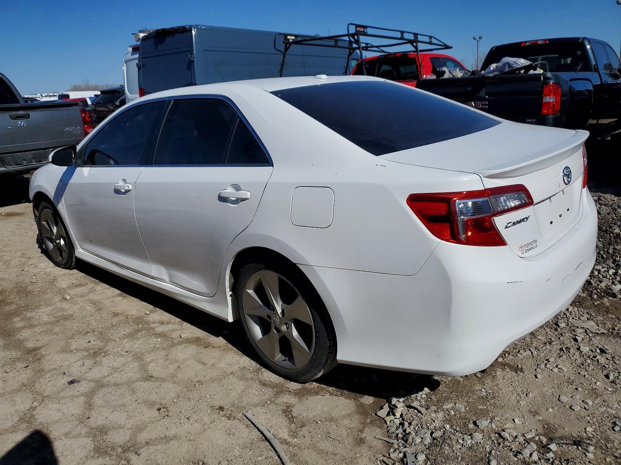 2014 TOYOTA CAMRY SE photo 2