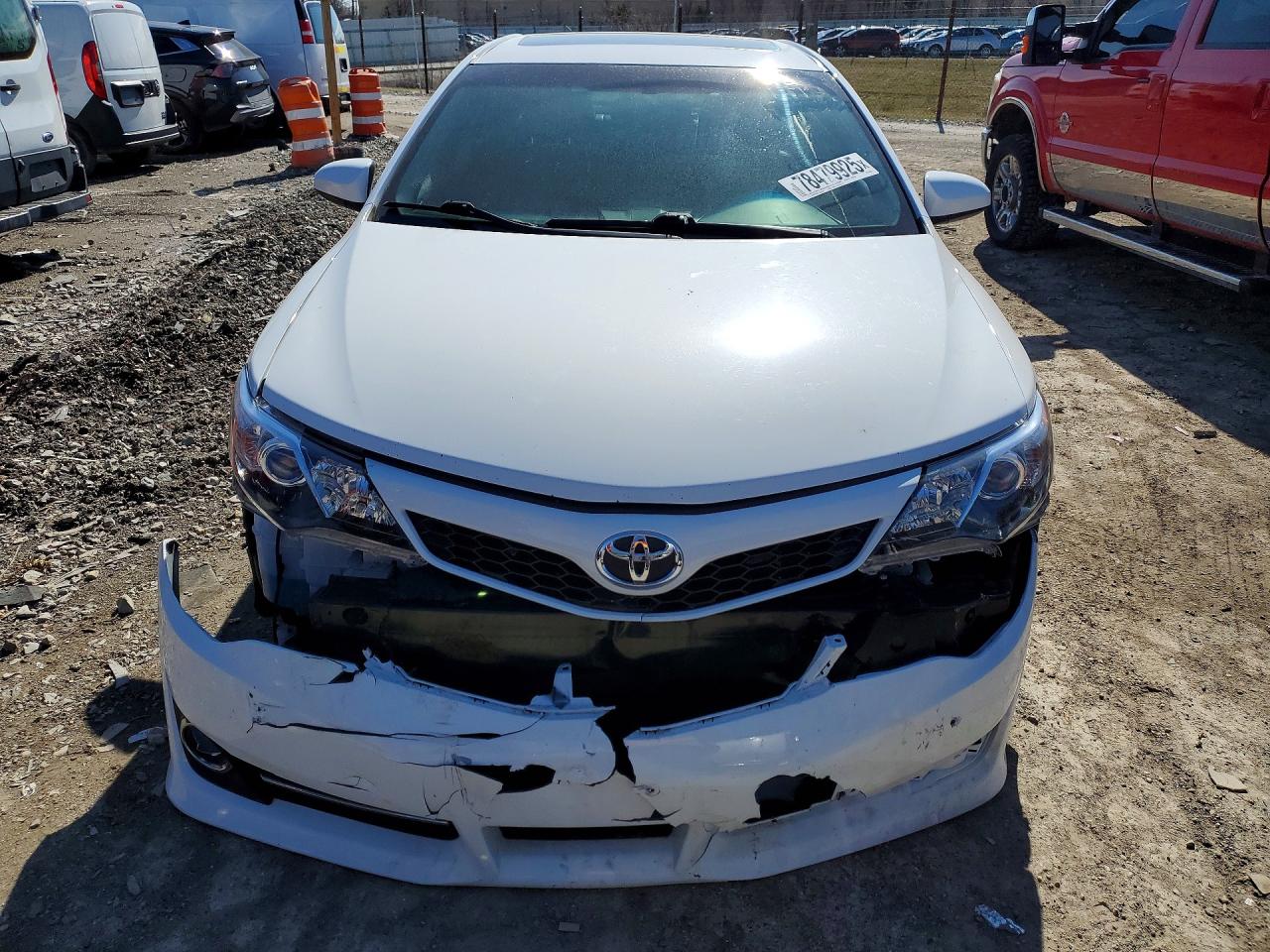 2014 TOYOTA CAMRY SE photo 5