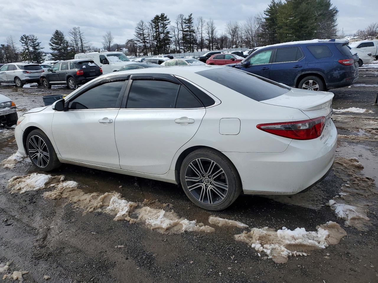 2016 TOYOTA CAMRY photo 4