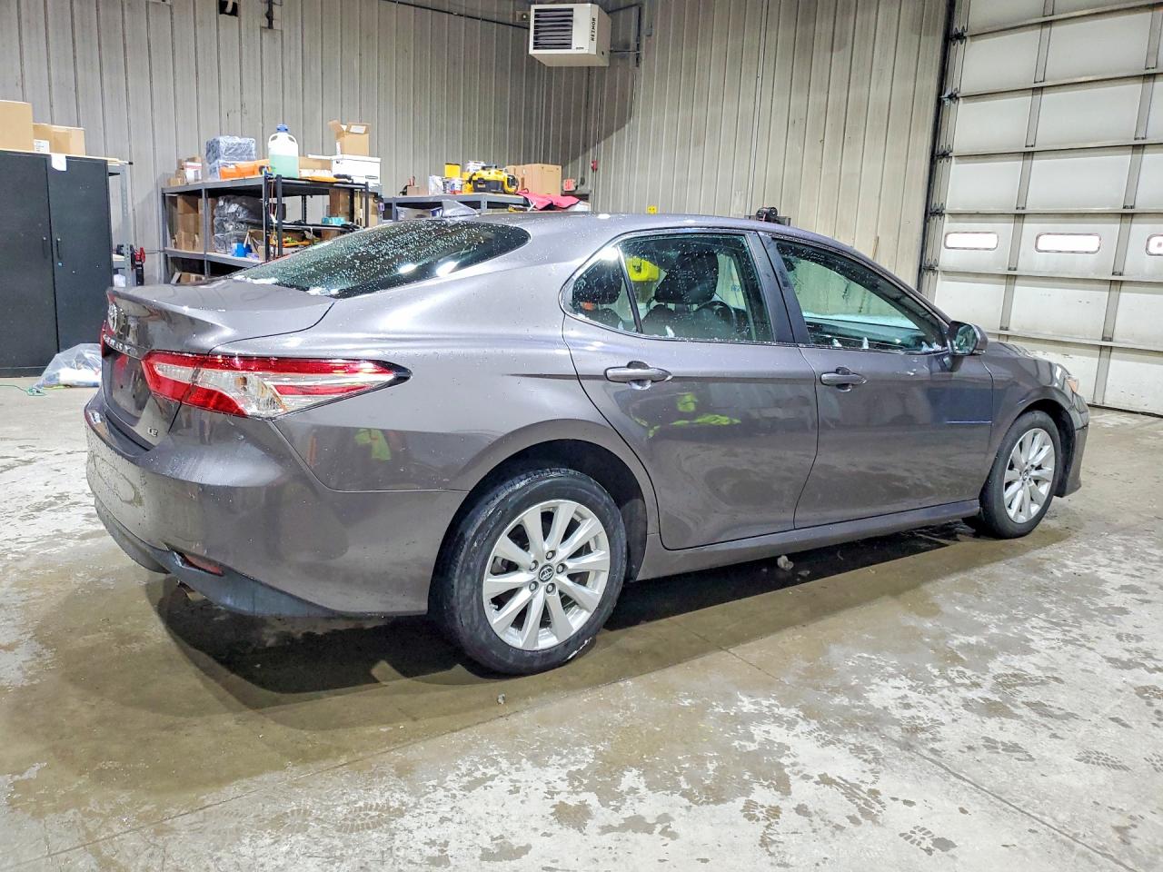 2019 TOYOTA CAMRY LE photo 3