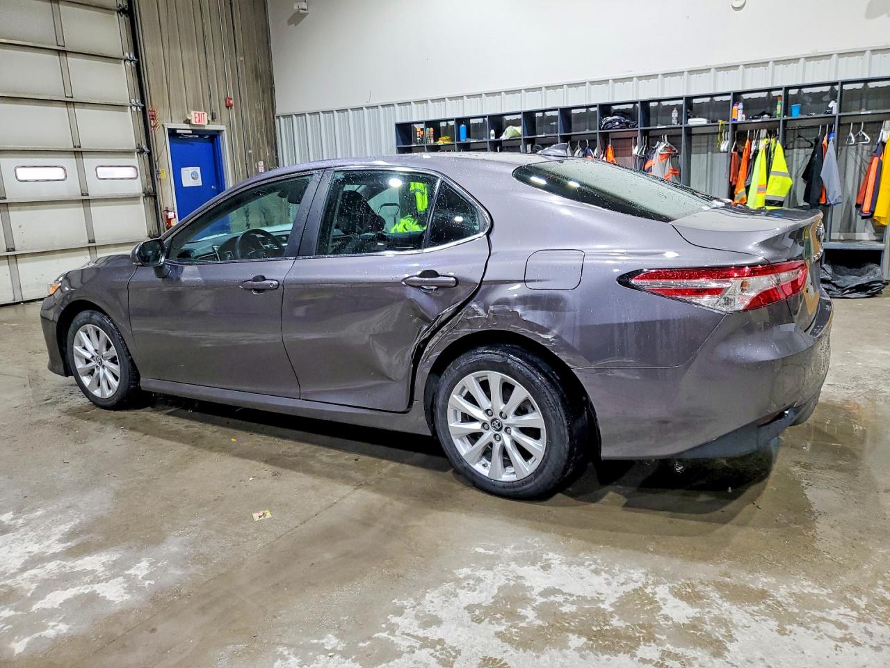 2019 TOYOTA CAMRY LE photo 2