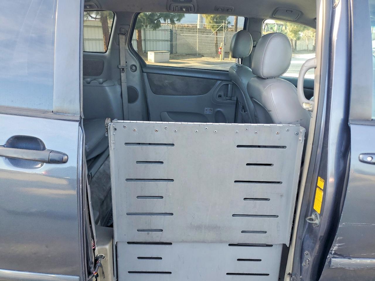 2006 TOYOTA SIENNA CE photo 11