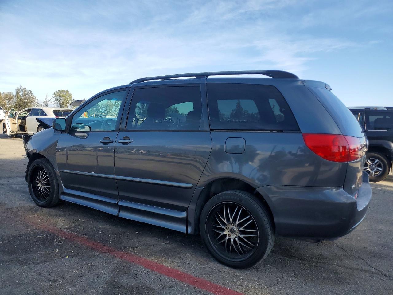 2006 TOYOTA SIENNA CE photo 2