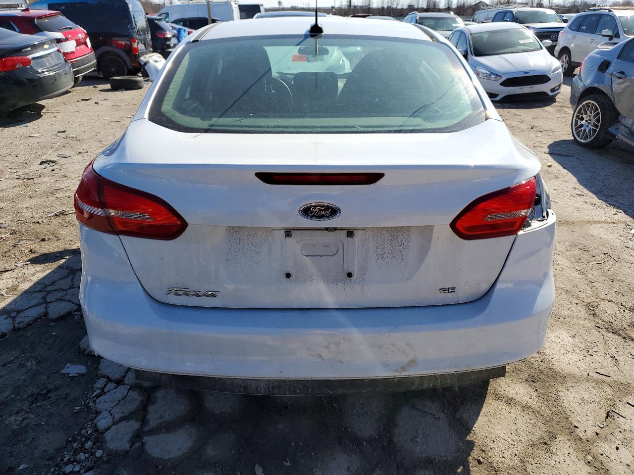 2017 FORD FOCUS SE photo 6