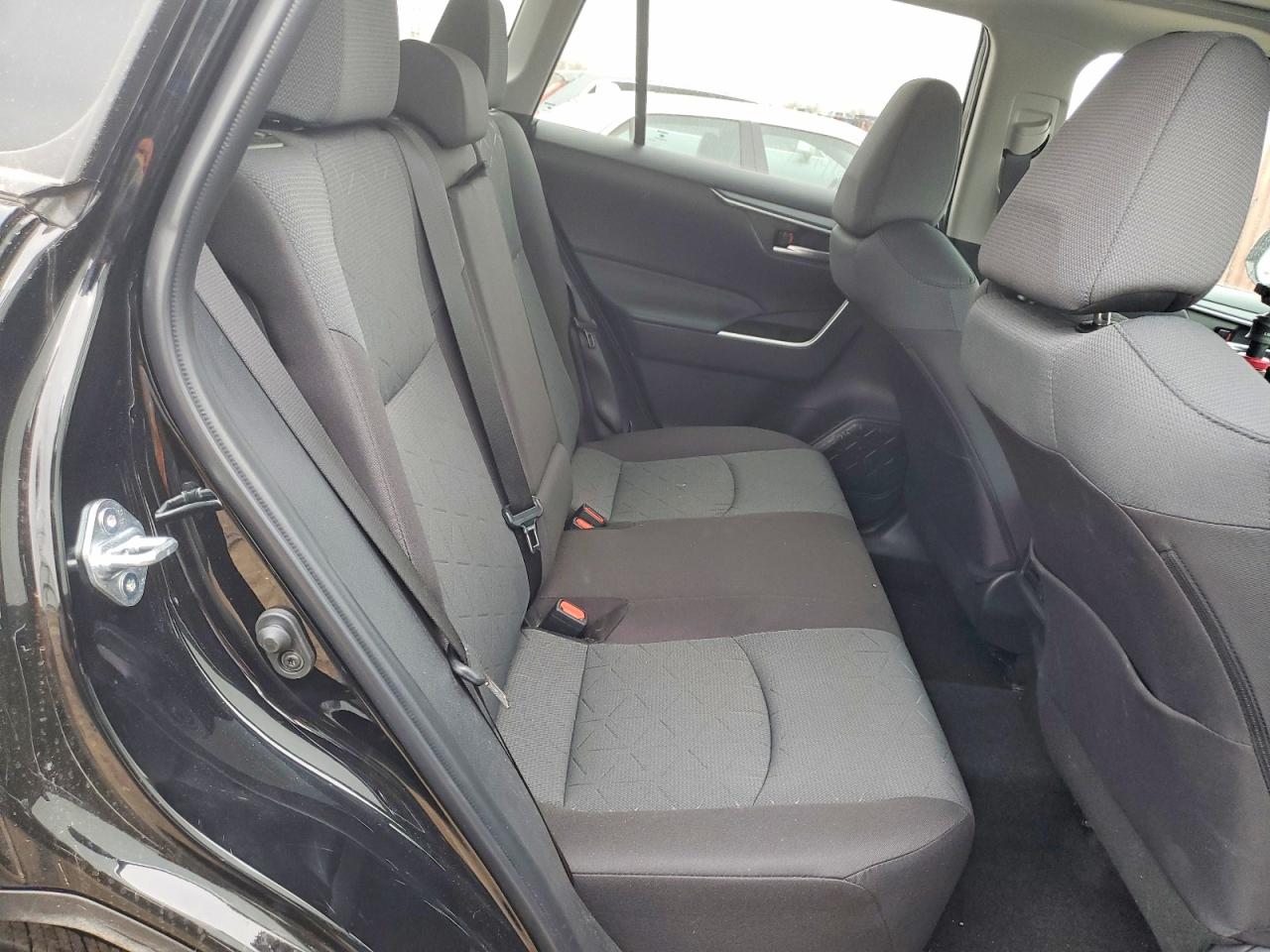 2025 TOYOTA RAV4 XLE photo 31