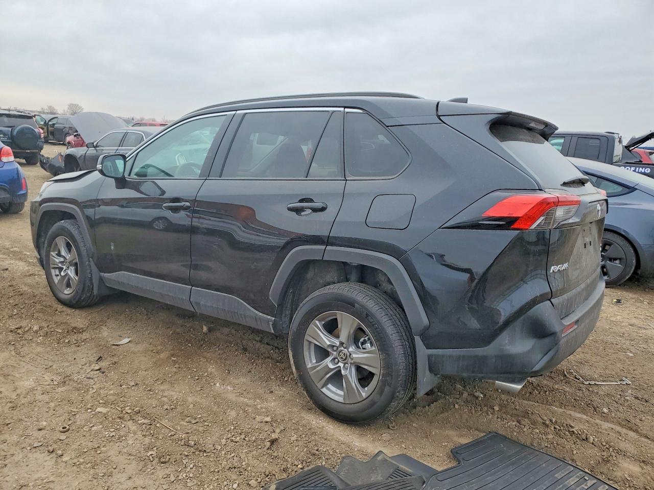 2025 TOYOTA RAV4 XLE photo 4